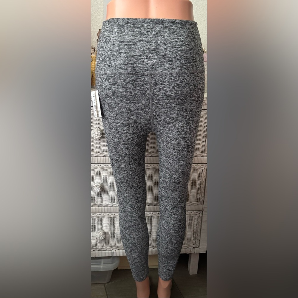 Beyond Yoga 7/8 Length space dye leggings high rise in grey color Size S  NWT - Picture 2 of 10